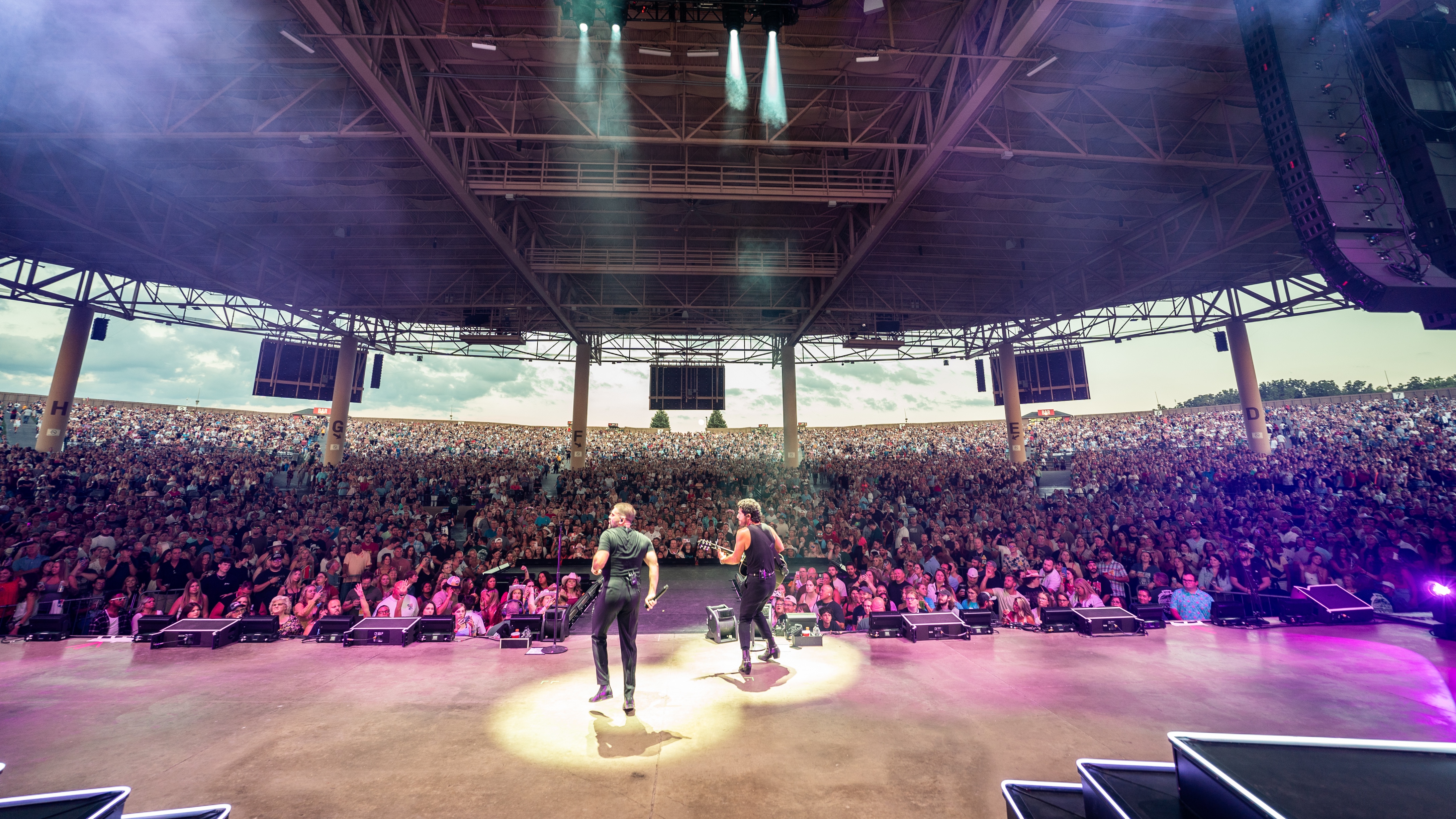 DAN + SHAY DELIVER ELECTRIFYING PERFORMANCES TO KICK OFF FIRST WEEKEND OF ‘THE HEARTBREAK ON THE MAP TOUR’ SUMMER LEG